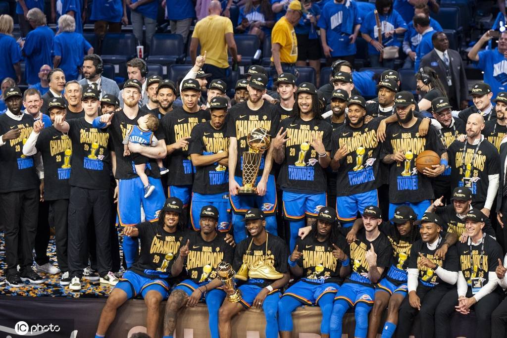 荣耀!俄城市长:将每年10月21日定为雷霆日 荣耀!俄城市长:将每年10月21日定为雷霆日