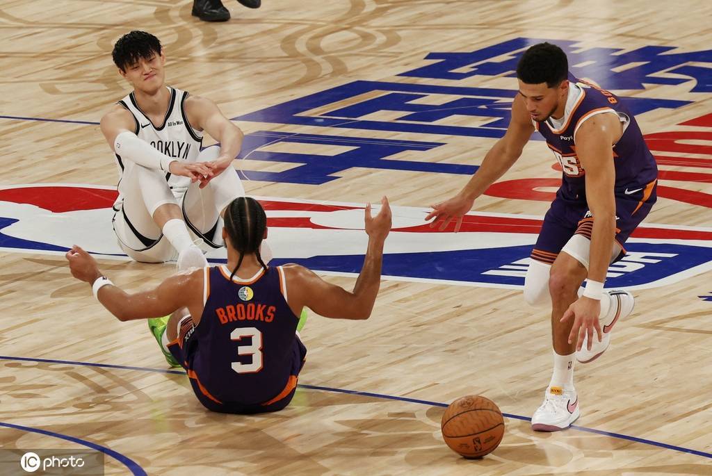 亮点!曾凡博让布克感受CBA强度 领防+掀翻狄龙 亮点!曾凡博让布克感受CBA强度 领防+掀翻狄龙